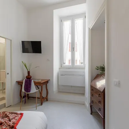 Iflat Elegant In Prati Apartment